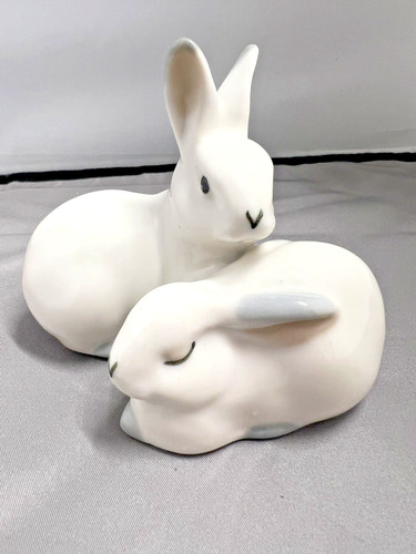 Pair rabbits figurine - of,